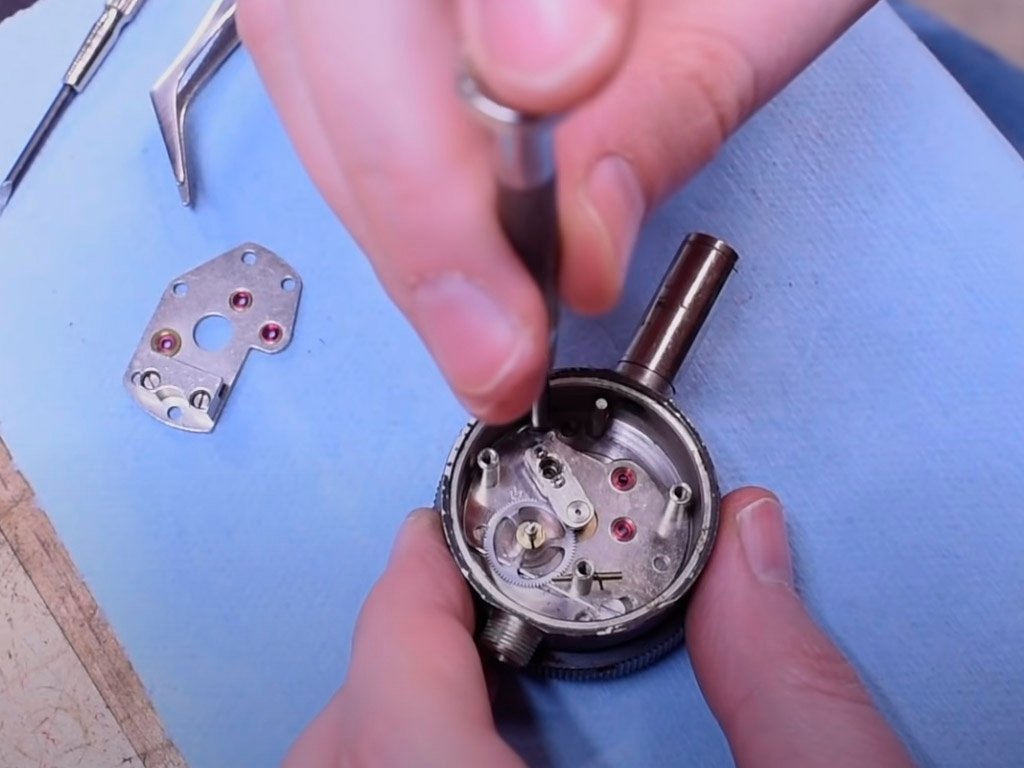 como reparar un reloj comparador